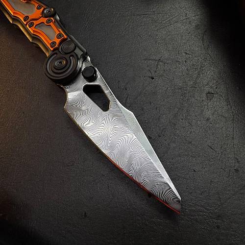 NOC Knives MA01 Damascus � Damascus ve Turuncunun S�ra D��� Birle�imi