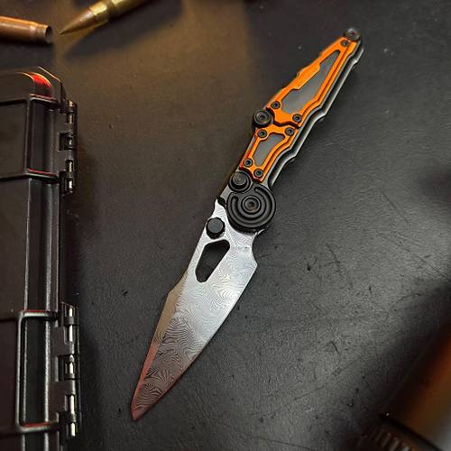 NOC Knives MA01 Damascus � Damascus ve Turuncunun S�ra D��� Birle�imi