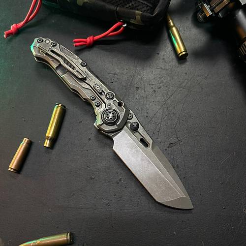 District 9 Catastrophe M390 Titanium � S�n�rlar�n D���nda Bir Tasar�m