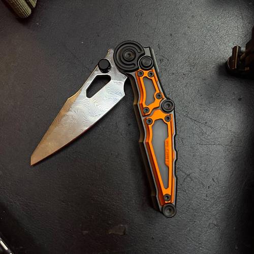 NOC Knives MA01 Damascus � Damascus ve Turuncunun S�ra D��� Birle�imi