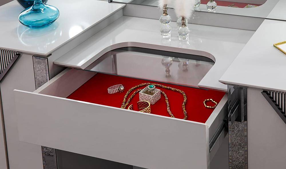 Leonis Dresser