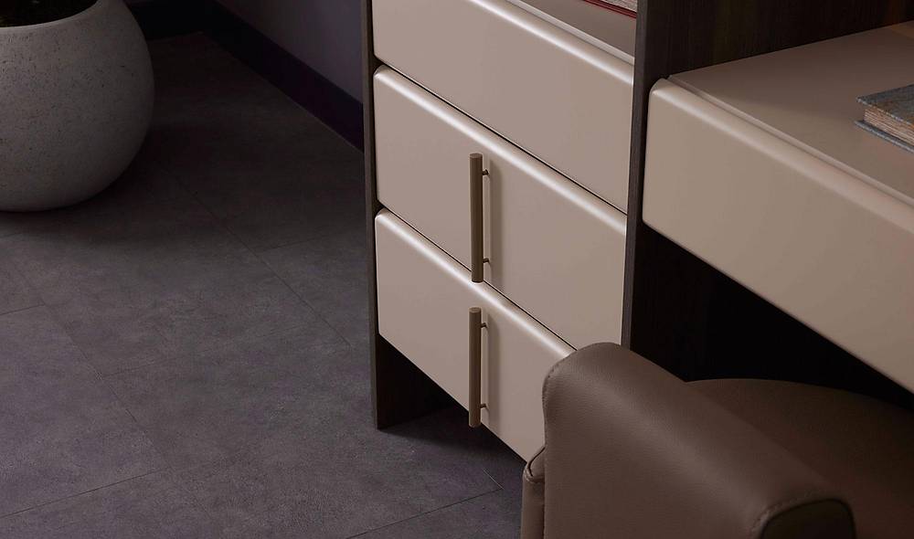 Nigozi Dresser