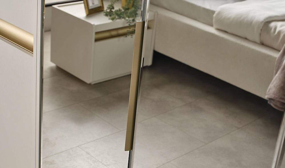 Hennes 6 Door Wardrobe - Mirrored
