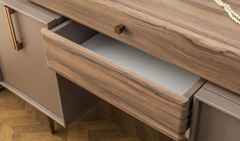 Lova Dresser