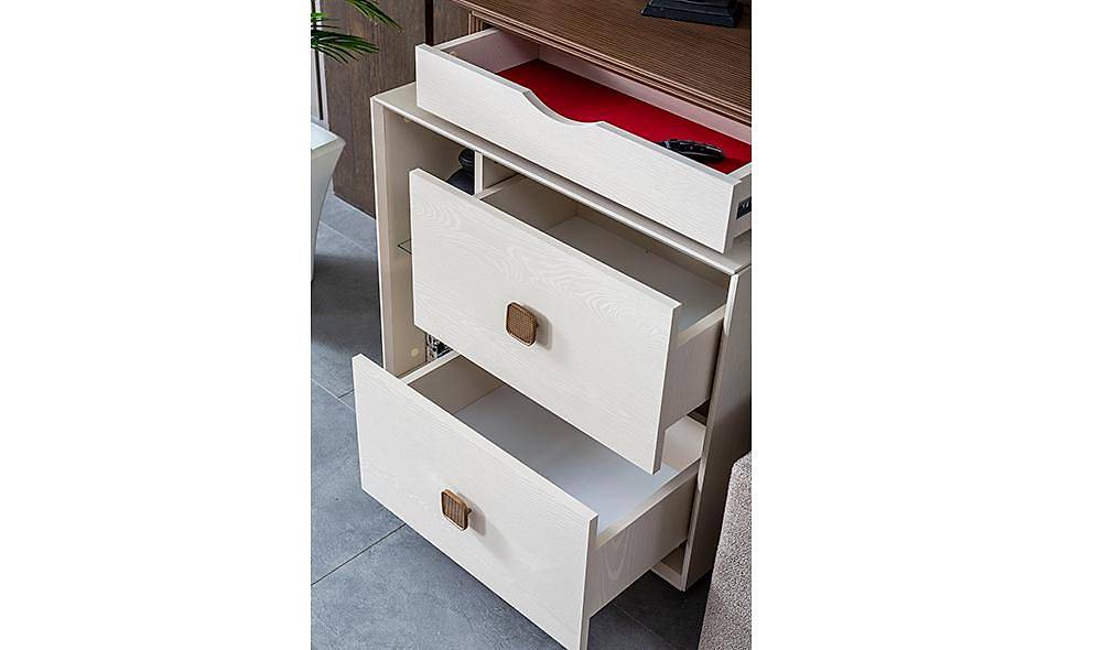 Enzio Dresser