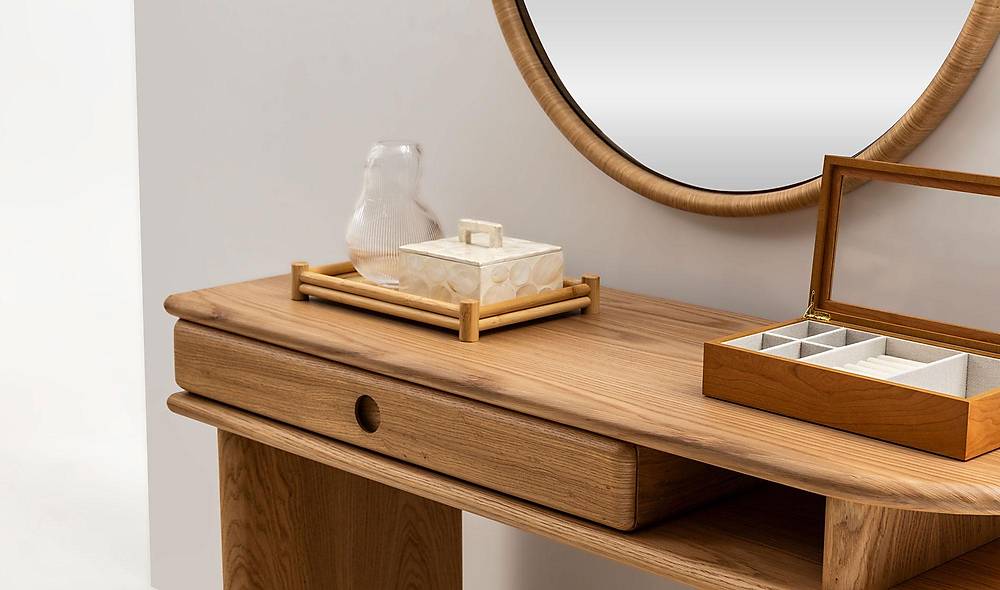 Handy Make-Up Table