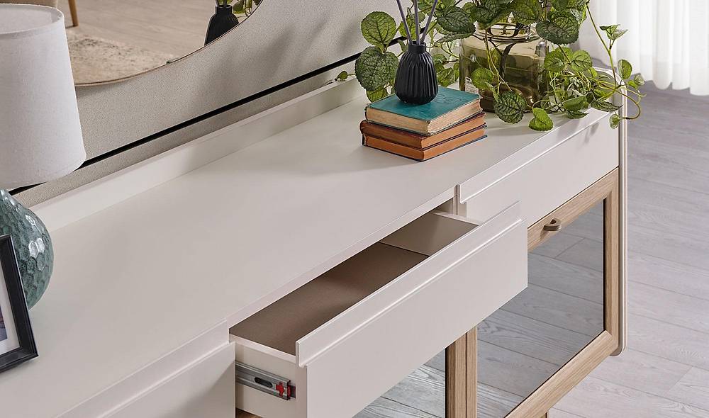 Bernette Console