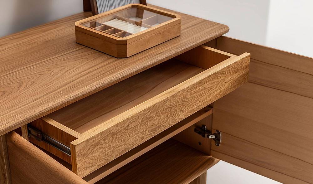 Handy Dresser