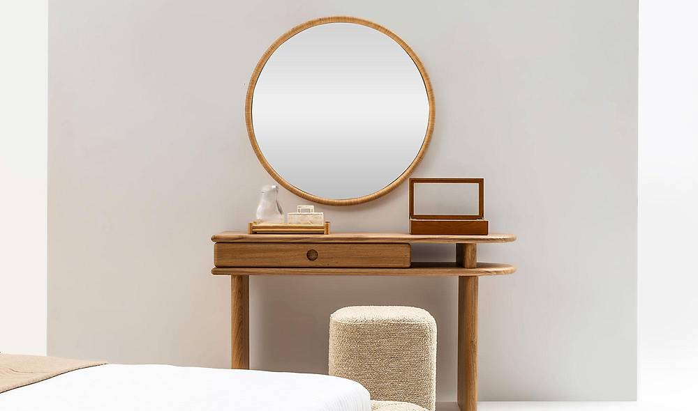 Handy Make-Up Table