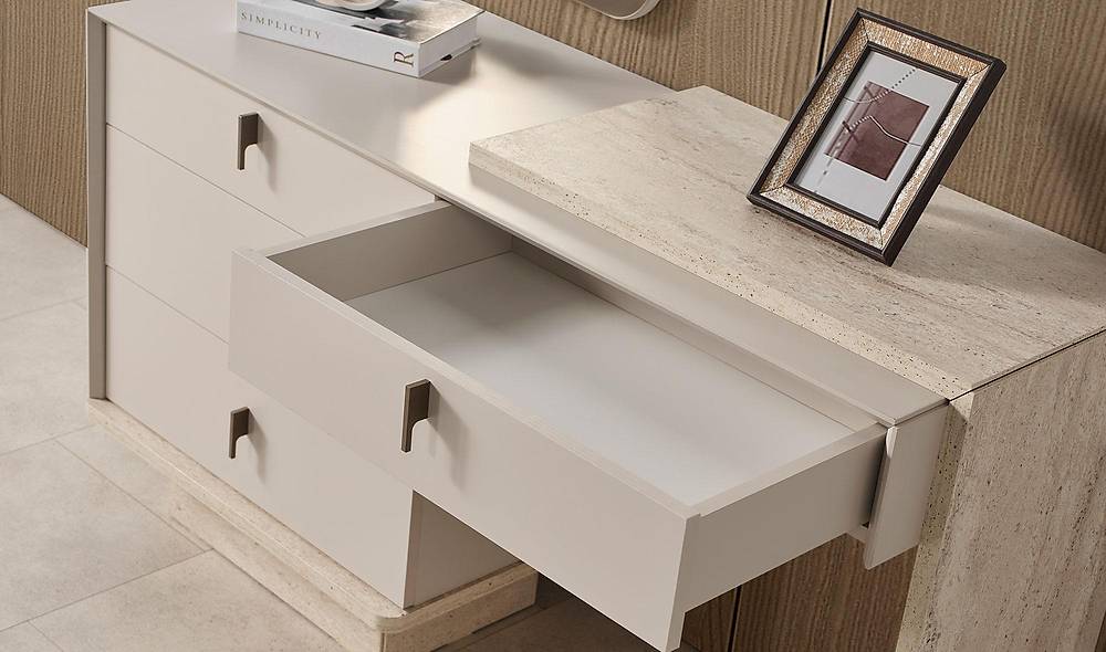 Stella Dresser