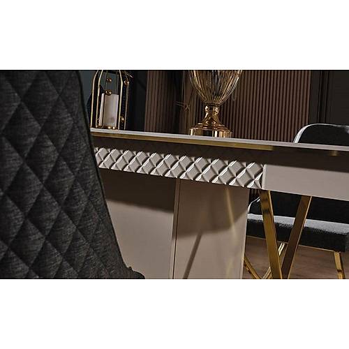 Ven�s Plus Dining Room