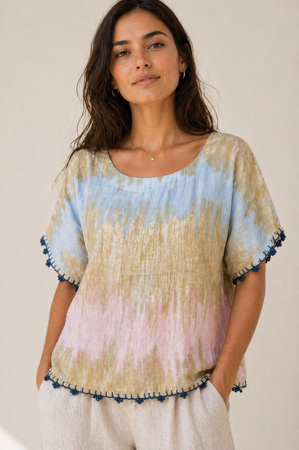 Muslin bluz, % 100 pamuklu, batik desen, iç göstermez  kenarı el işi düşük kol