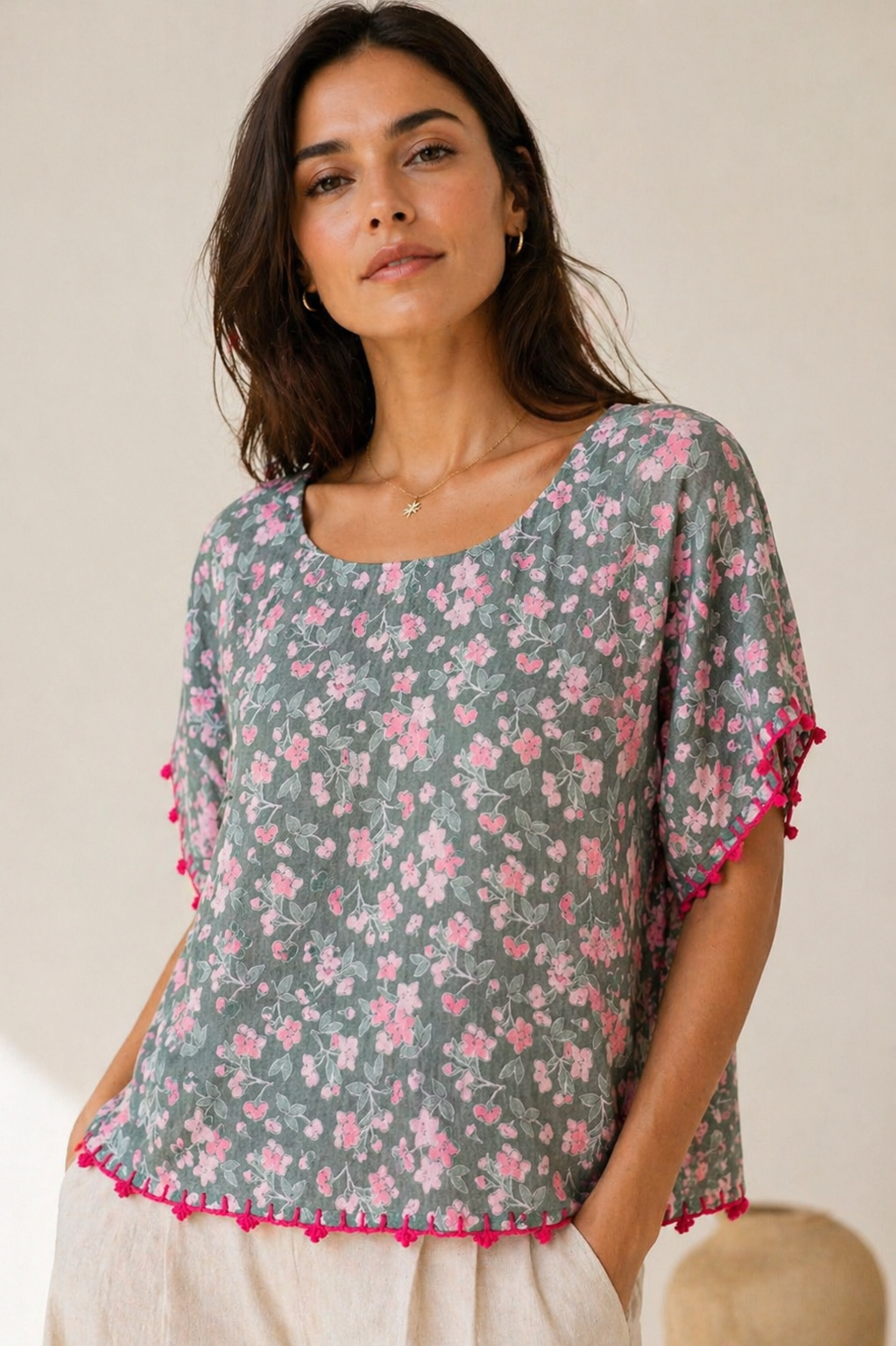 Muslin bluz, % 100 pamuklu, çiçekli, iç göstermez  kenarı el işi düşük kol