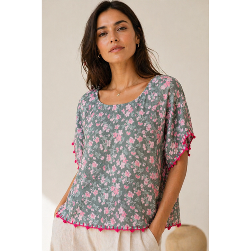 Muslin bluz, % 100 pamuklu, �i�ekli, i� g�stermez  kenar� el i�i d���k kol