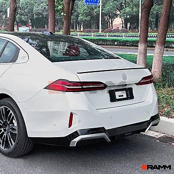 BMW G60 BAGAJ SPOLER PARLAK  SYAH