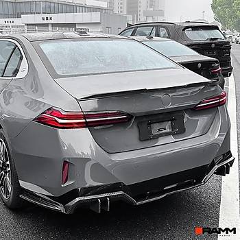 BMW G60 BAGAJ SPOLER PARLAK  SYAH