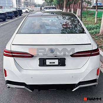 BMW G60 BAGAJ SPOLER PARLAK  SYAH