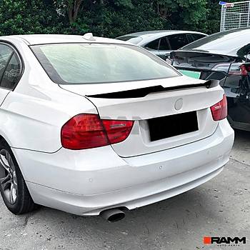 BMW E90 M4 BAGAJ SPOLER PANO BLACK