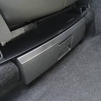 Tesla Model Y �n Koltuklar Alt�na Tak�lan 6 Lt Kilitli Metal Kapakl� Kaymaz Y�zeyli Saklama Alan� - Siyah Renk