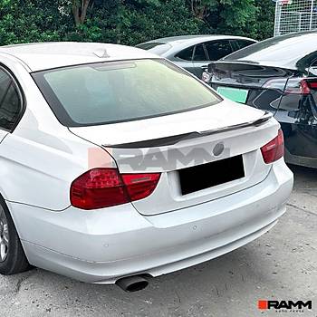 BMW E90 M4 BAGAJ SPOLER PANO BLACK