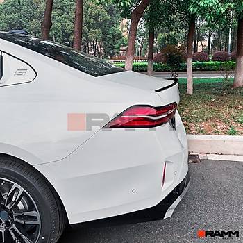 BMW G60 BAGAJ SPOLER PARLAK  SYAH