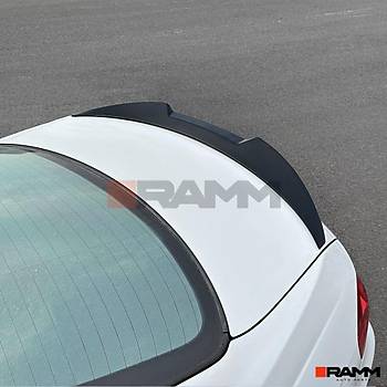 BMW E90 M4 BAGAJ SPOLER PANO BLACK