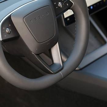 Tesla Juniper Direksiyon Simidi Alt Ksm Dekoratif Kaplamas, Mat Siyah Renk