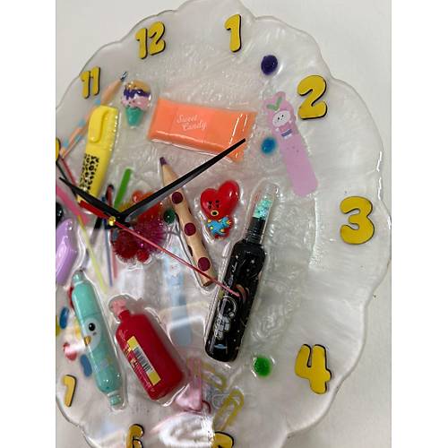 PELNCE KIDS  Renkli Malzemelerle Dolu Epoksi ocuk Odas Duvar Saati  Sar Renk Rakaml - 30 cm