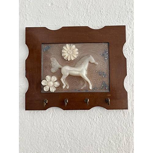 PELNCE - nci Beyaz At Figrl  - Epoksi Ahap Anahtar Askl (Tek rn) - Ebat : 24 x 29 cm