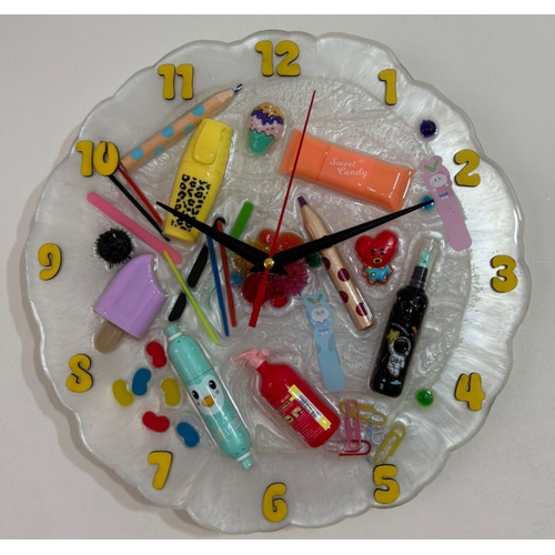 PELNCE KIDS  Renkli Malzemelerle Dolu Epoksi ocuk Odas Duvar Saati  Sar Renk Rakaml - 30 cm