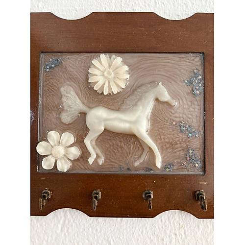 PELNCE - nci Beyaz At Figrl  - Epoksi Ahap Anahtar Askl (Tek rn) - Ebat : 24 x 29 cm