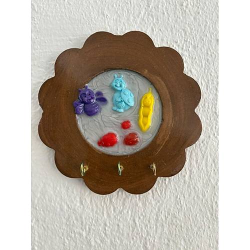 PELNCE - Mor Ar ve Mavi Uur Bcei Figrl - Epoksi Ahap Anahtar Askl (Tek rn) - ap: 18 cm