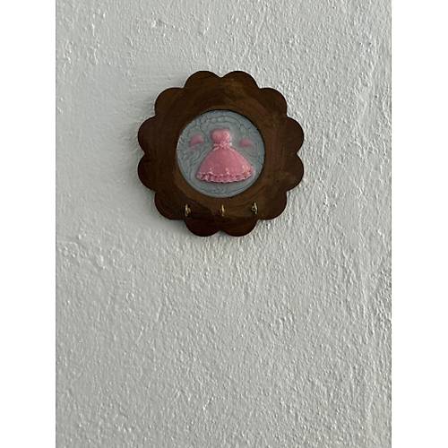 PELNCE - Pembe Elbise Figrl  - Epoksi Ahap Anahtar Askl (Tek rn) - ap: 18 cm