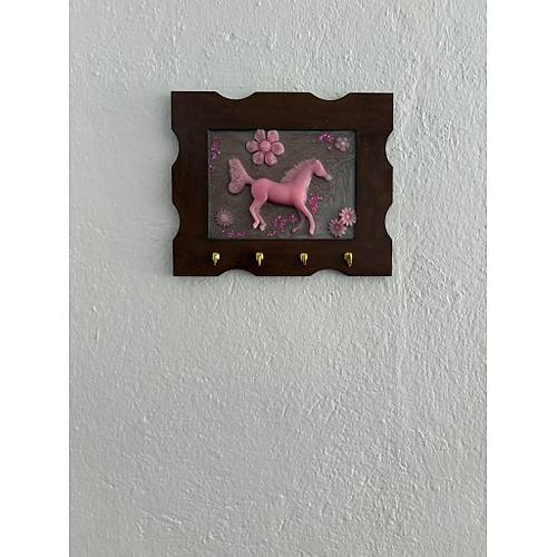 PELNCE - Pembe At Figrl  - Epoksi Ahap Anahtar Askl (Tek rn) - Ebat : 24 x 29 cm