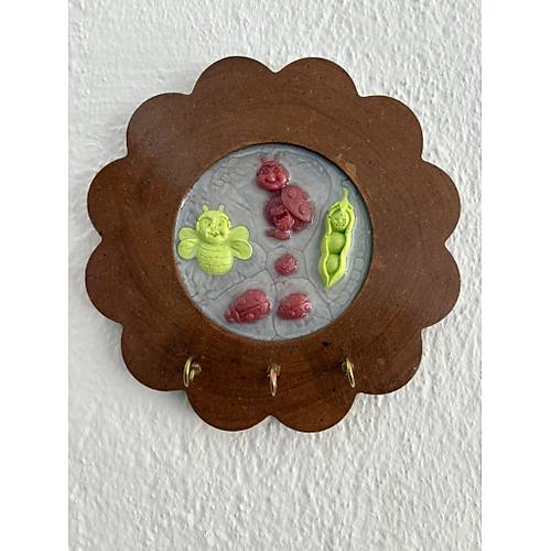 PELNCE - Uur Bcei ve Ar Figrl - Epoksi Ahap Anahtar Askl (Tek rn) - ap: 18 cm