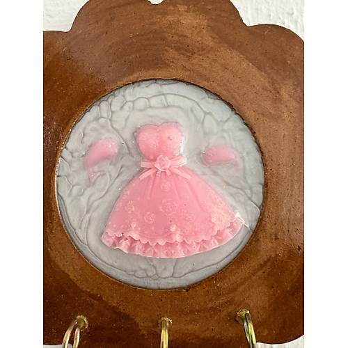 PELNCE - Pembe Elbise Figrl  - Epoksi Ahap Anahtar Askl (Tek rn) - ap: 18 cm