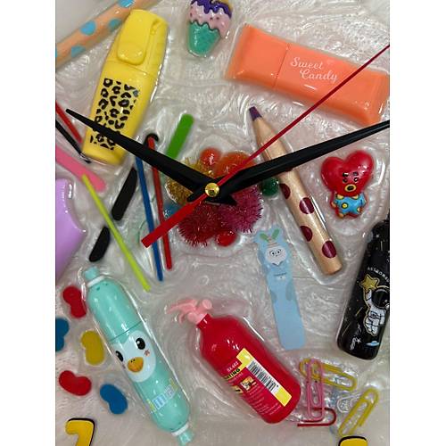 PELNCE KIDS  Renkli Malzemelerle Dolu Epoksi ocuk Odas Duvar Saati  Sar Renk Rakaml - 30 cm