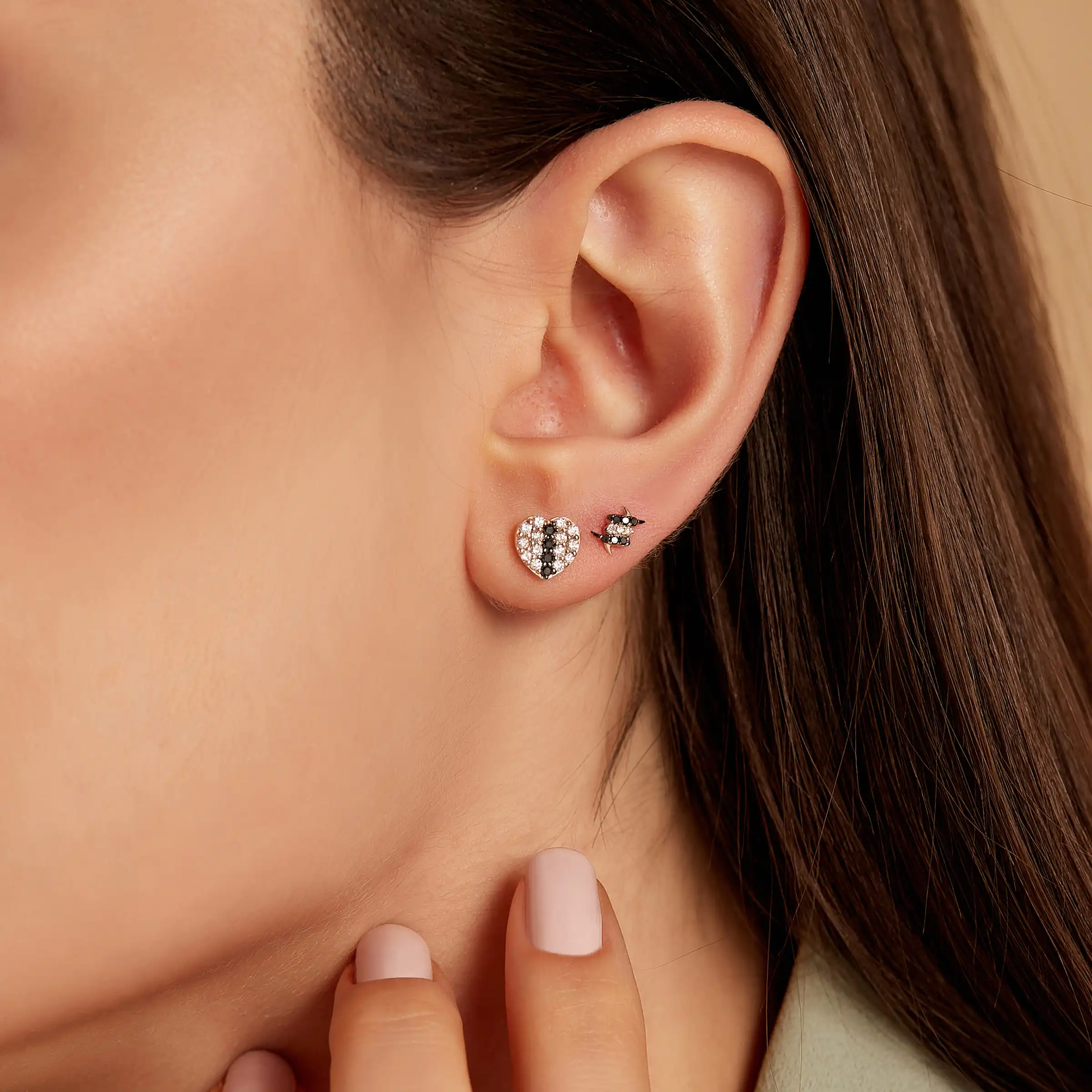 Siyah Pırlantalı Kalp Piercing Küpe