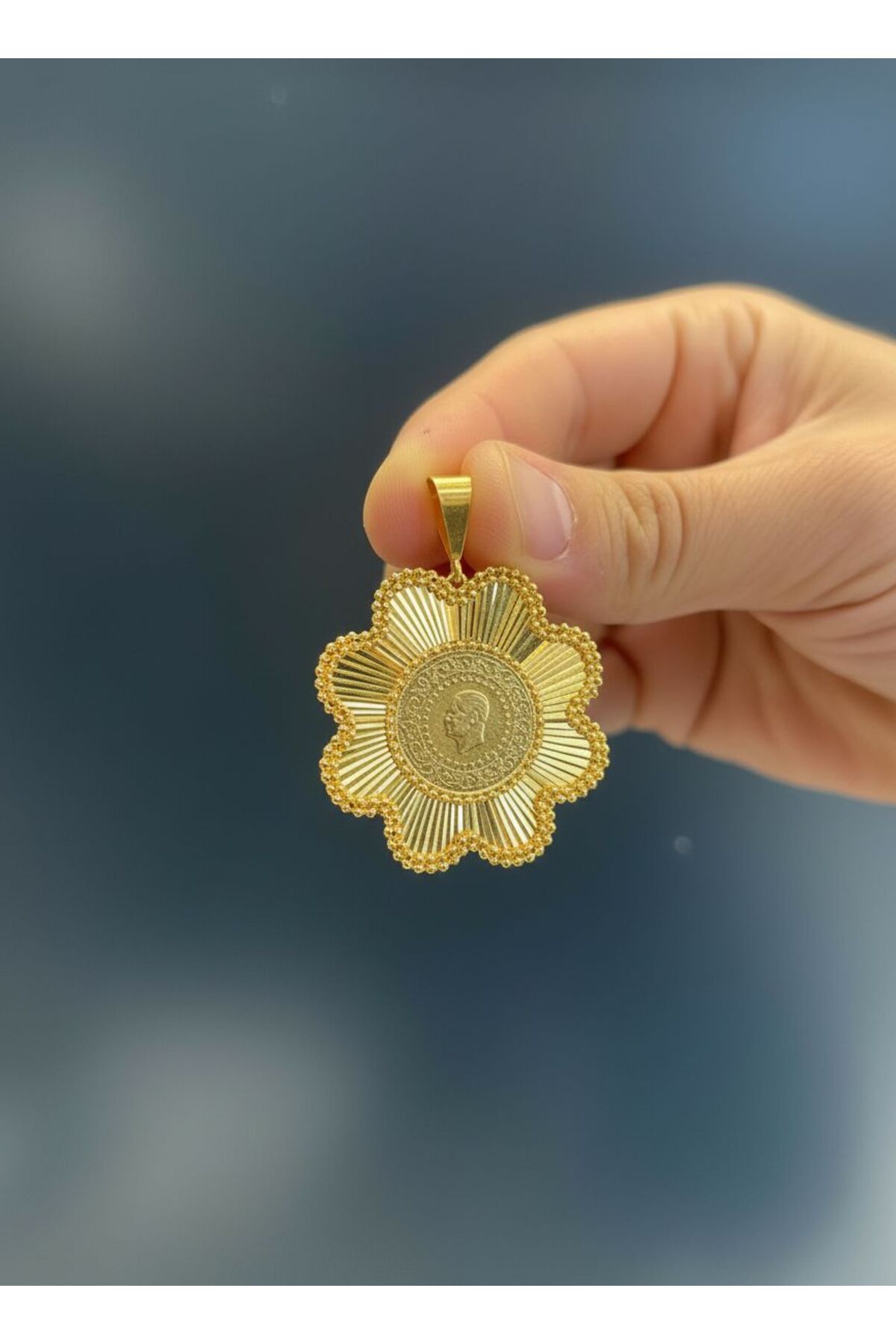 9.50 gr (GRAM) Dorikalı Papatya Desenli Çeyrekli Kolye Ucu 22 Ayar Altın