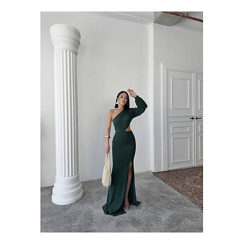 Tek Kol Derin Yrtmal Krep Gece Elbisesi Zmrt Yeil Abiye