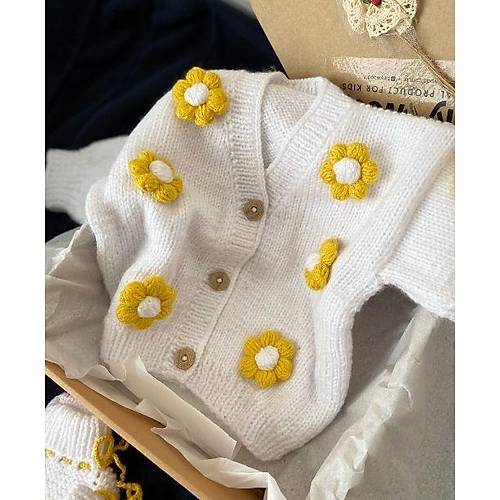 �i�ek Desenli Beyaz Bebek H�rka ve Patik Tak�m� � El �rg�s� Seti