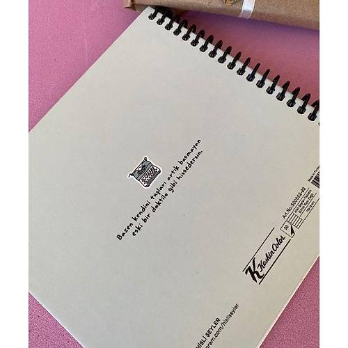 Hisli �eyler � Yazsam G�n�l Raz� De�il, Yazmasam Olmaz Stickerl� Defter (�izgili, Spiralli)