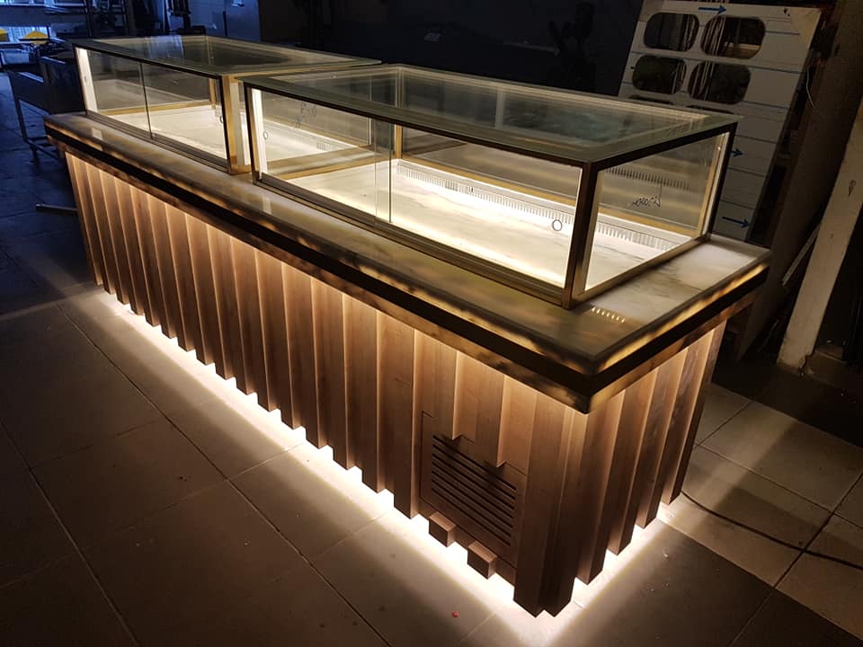 Fiamak: Profesyonel Çikolata Teşhir Dolabı 290 cm (Nem Kontrollü Soğutma)
