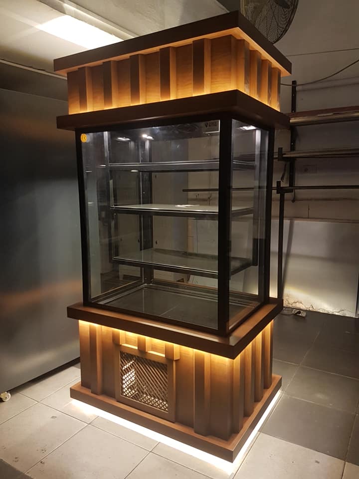 Cephe Model: Ahşap Dekorlu 150 cm Pasta Dolabı (Profesyonel Soğutmalı Teşhir)