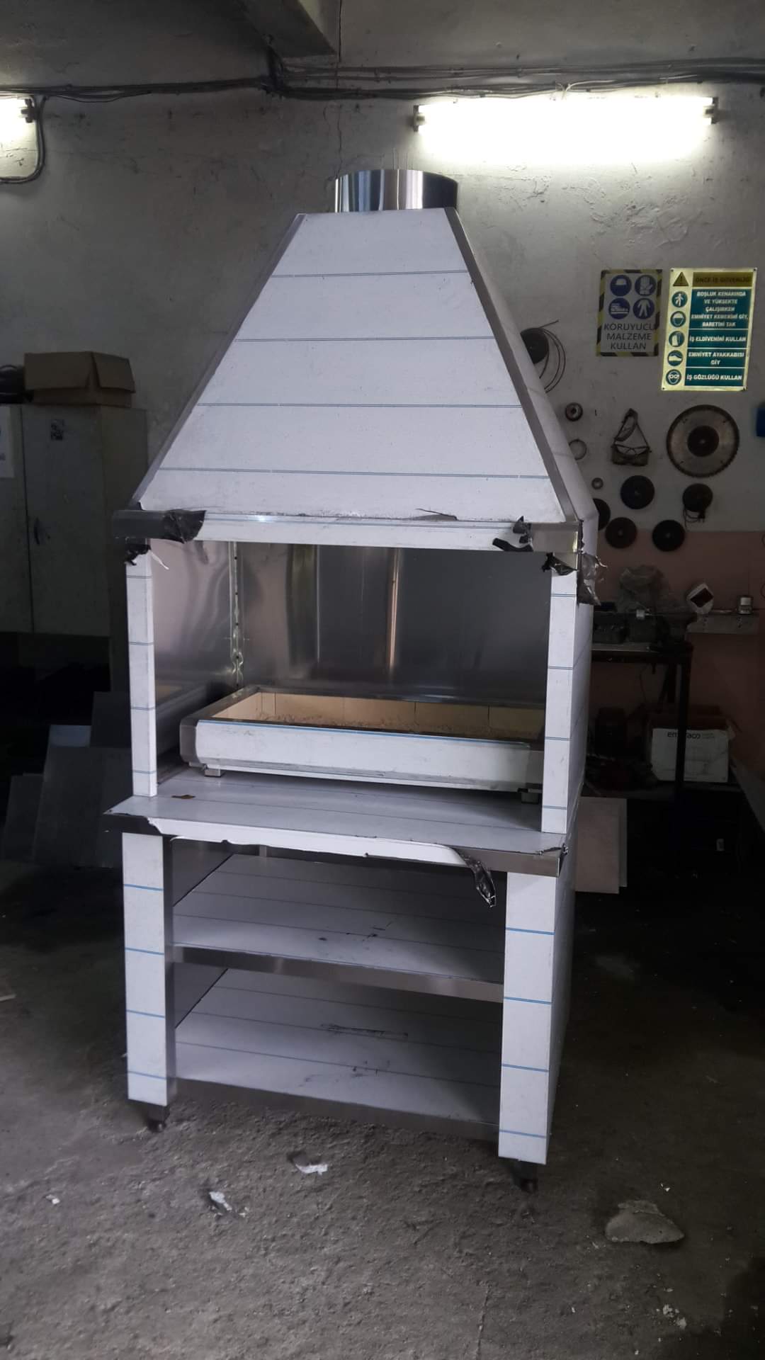 Ayaklı , Davlumbazlı , Kömürlü Izgara Tezgahı 