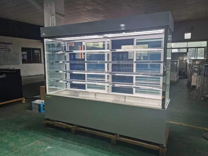 Düz Renk Cephe Tipi Pasta Dolabı 300 CM: Süpermarketler ve Büyük Pastaneler İçin Mega Teşhir Çözümü