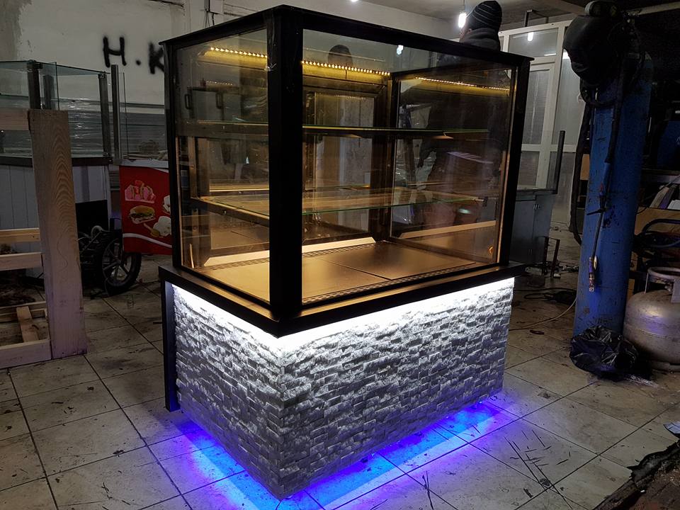 Dik Camlı Pasta Teşhir Dolabı 120 CM: Pastane ve Kafeler İçin Estetik Soğuk Teşhir