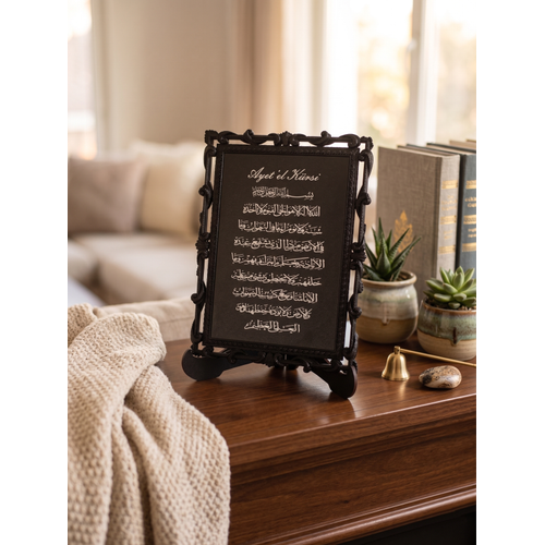 Ayetel K�rsi Yaz�l� Ah�ap G�vde Masa �st� Aksesuar - Plastik �er�eveli ve Ah�ap Standl� - 19x15 cm