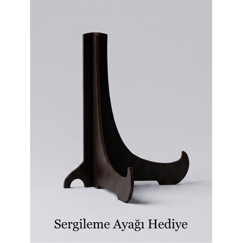 Ayetel K�rsi Yaz�l� Ah�ap G�vde Masa �st� Aksesuar - Plastik �er�eveli ve Ah�ap Standl� - 19x15 cm