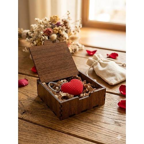 �zel Ah�ap Kutusunda �rg� Desenli K�rm�z� Kalp Anahtarl�k � Sevgililer G�n� �zel Hediyesi